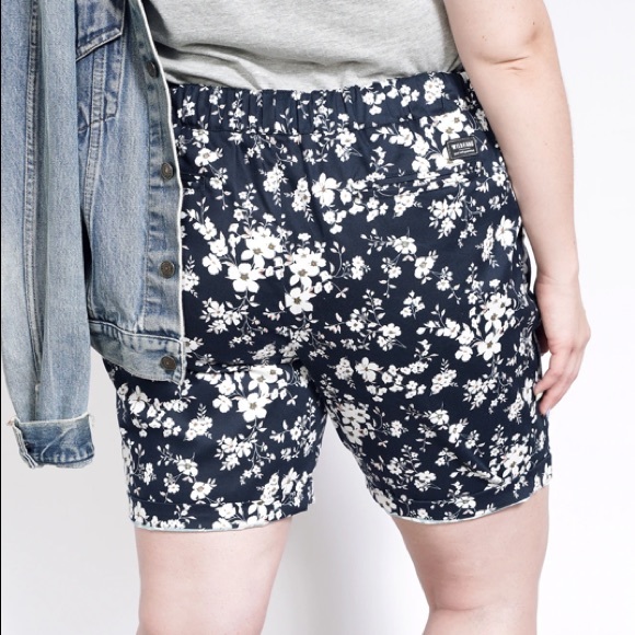 Wildfang THE ESSENTIAL BLUE FLORAL DRAWSTRING SHORT medium - Picture 3 of 13